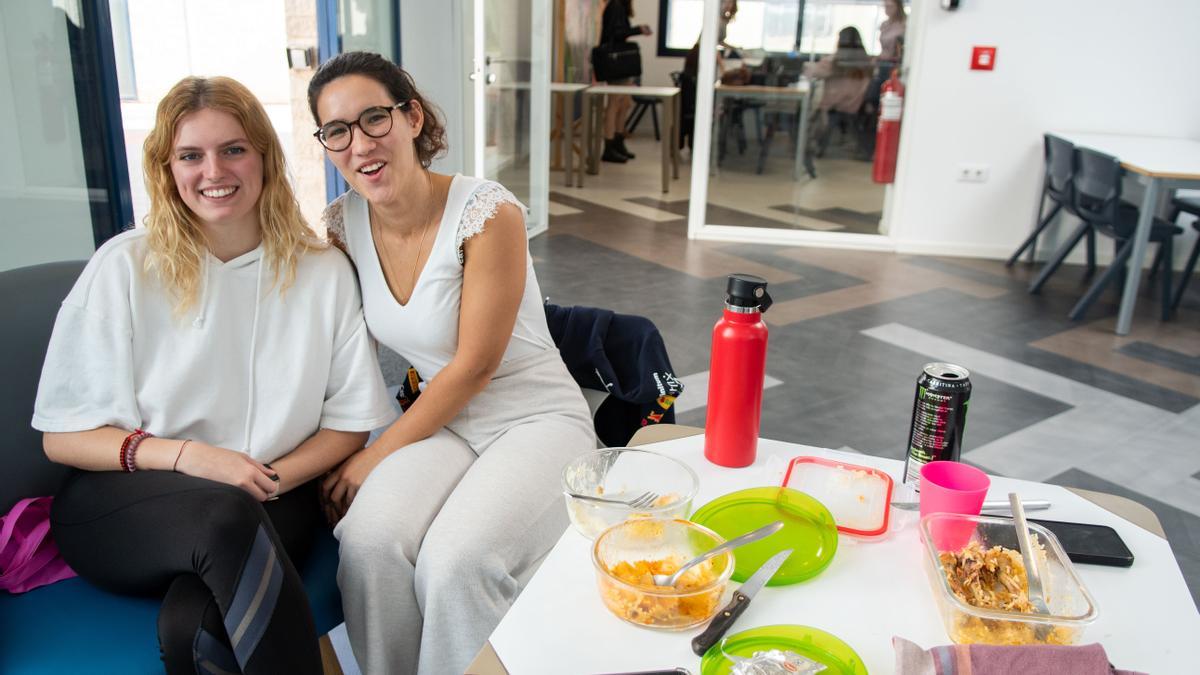 Isabel Sanz y Carina Niño en la Casa del Estudiante