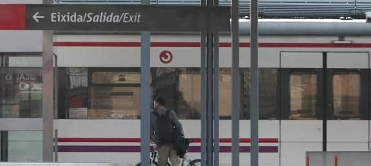 Los retrasos y anulaciones indignan a los pasajeros del cercanías Xàtiva-Valencia