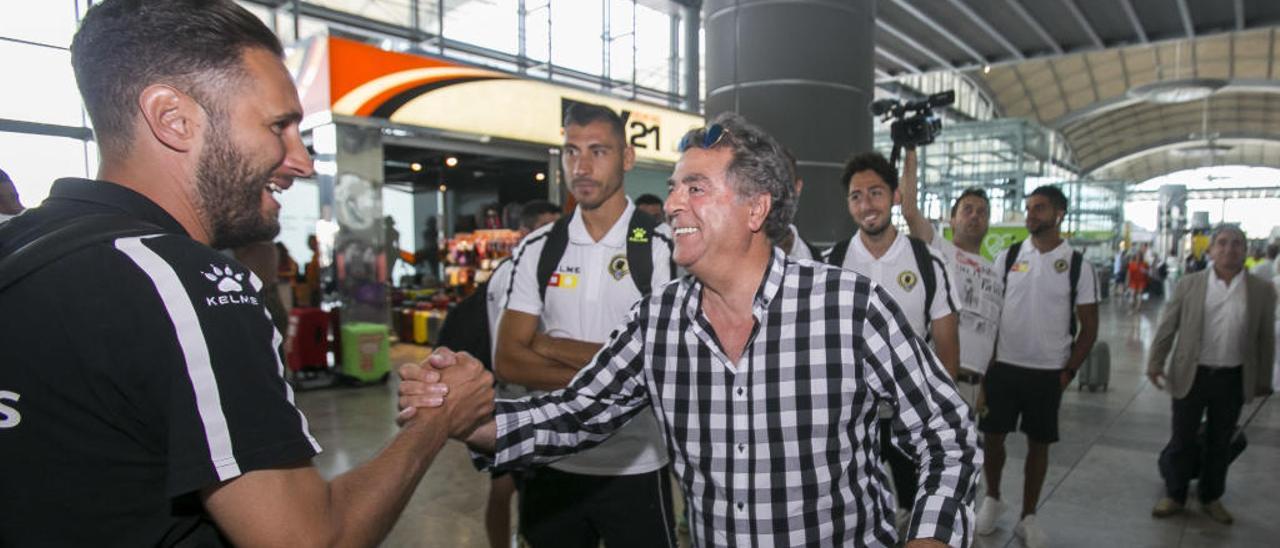 Saludo entre el dueño del Hércules, Enrique Ortiz, y el entrenador, Lluís Planagumà, ayer en el aeropuerto de El Altet.