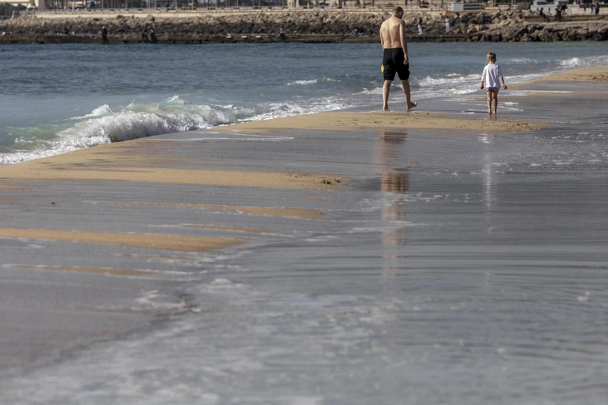 Los palmesanos aprovechan el buen tiempo para disfrutar de la playa