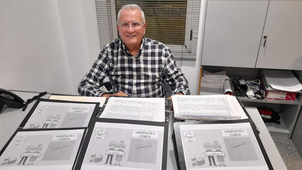 El presidente de la asociación con las firmas recogidas hasta ahora.