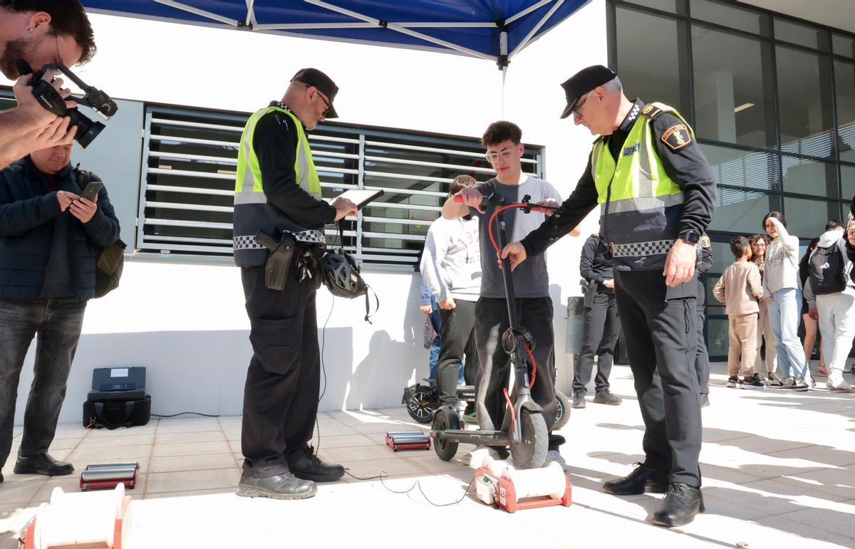 Dos agentes con dos unidades de control de velocidad informaron de la situación legal de los patinetes de los jóvenes estudiantes en Elche