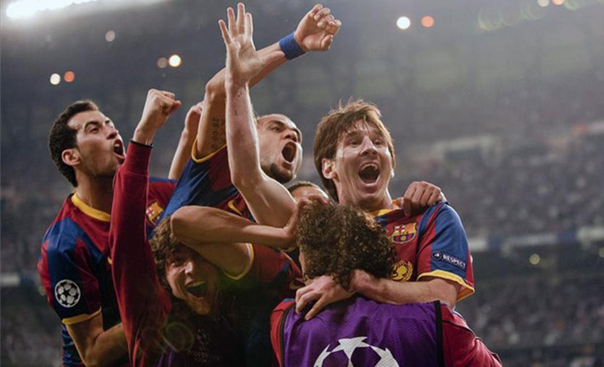 Messi enmudece el Bernabéu. Los jugadores del Barça festejan el segundo de los goles que el argentino marcó en el estadio madridista .