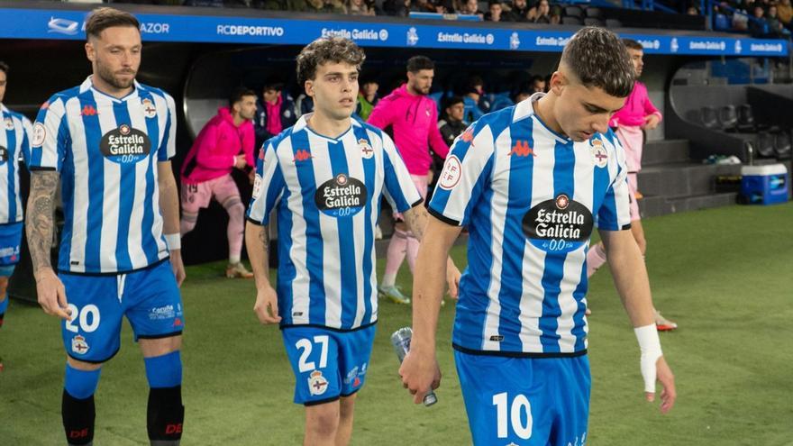 Yeremay Hernández y David Mella, junto a José Ángel, saltan al campo en Riazor antes del partido ante la Ponferradina. |  // RCD