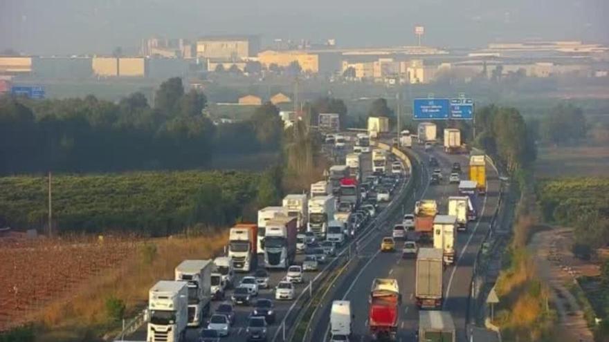 Tráfico muy complicado en Valencia: Más de 60 kilómetros de atasco en las principales entradas y salidas a la ciudad