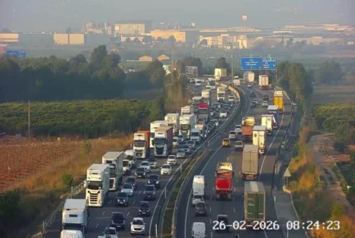 Imagen del estado de la A-7 en uno de los puntos donde esta mañana de jueves se registran retenciones kilométricas en los accesos y salidas de València.