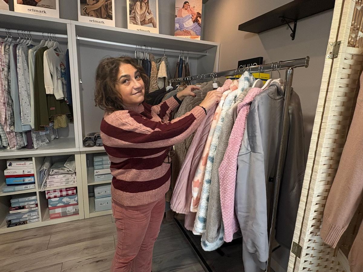Juana Villamil en su tienda de Cangas del Narcea.