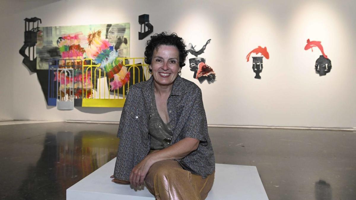 Pilar Alonso, con varias de las obras, ayer, en la Casa das Artes.
