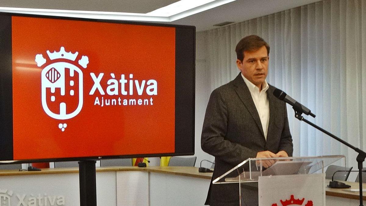 El alcalde de Xàtiva, Roger Cerdà, durante su rueda de prensa de ayer por la mañana | LEVANTE-EMV