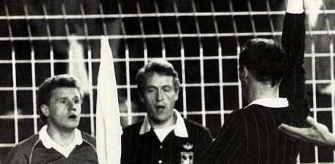 1/16 Copa de la UEFA 1984 (vs HNK Rijeka): Expulsión jugador sordomudo por protestar (y dos expulsados más) cuando el global era de 3-2 en contra