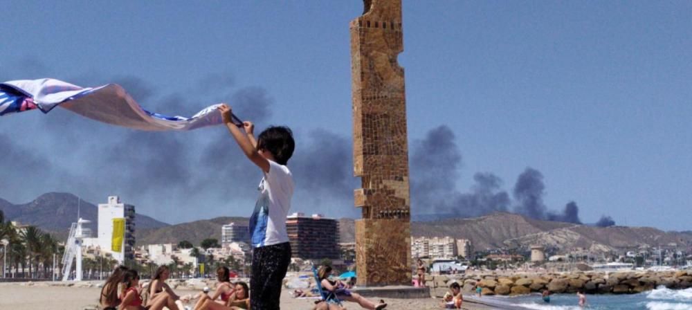 El fuego se ha declarado en la zona de residuos voluminosos y ha generado una gran columna de humo negro visible desde buena parte de la comarca.