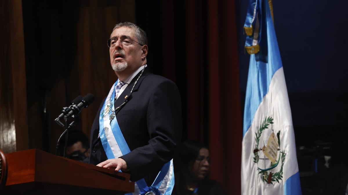 &quot;Nunca más el autoritarismo&quot;, proclama Arévalo tras ser investido presidente de Guatemala.