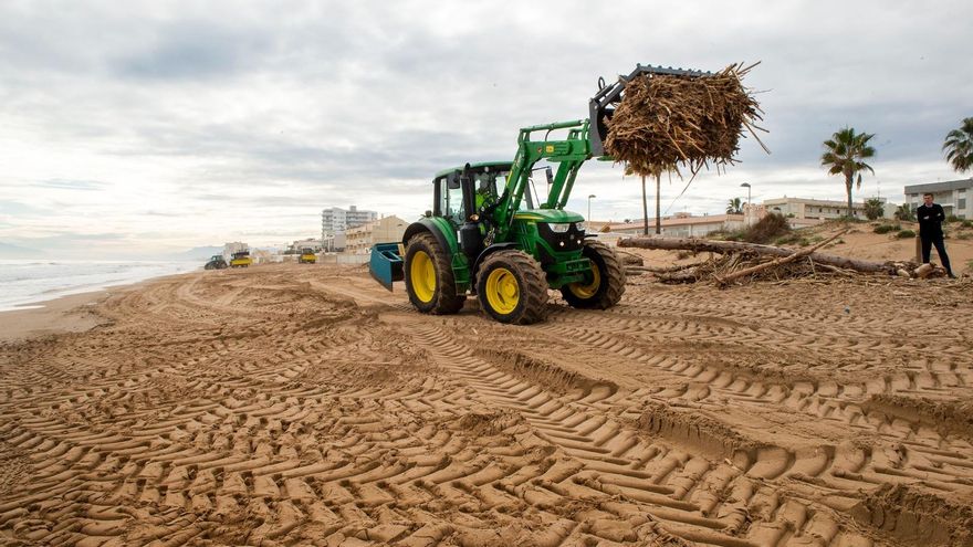 La limpieza de las playas avanza a buen ritmo para que estén en Fallas