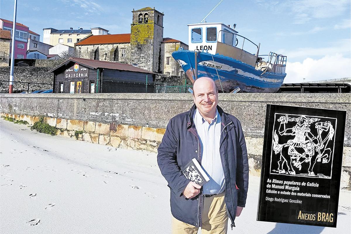 Diego Rodríguez González  na praia de Laxe, ao fondo  vese a igrexa de Santa María  de Atalaia.