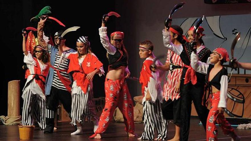 Sesenta alumnos del Colegio Ciudad del Mar protagonizando ayer &quot;Peter Pan&quot;, que hoy vuelve al escenario torrevejense.