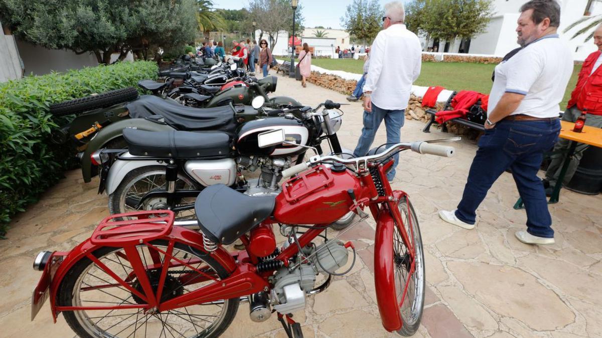 Modelos de motos antiguas en las zonas peatonales de Sant Carles.