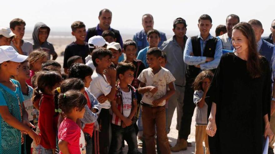 Angelina Jolie junto a un grupo de refugiados en Jordania.