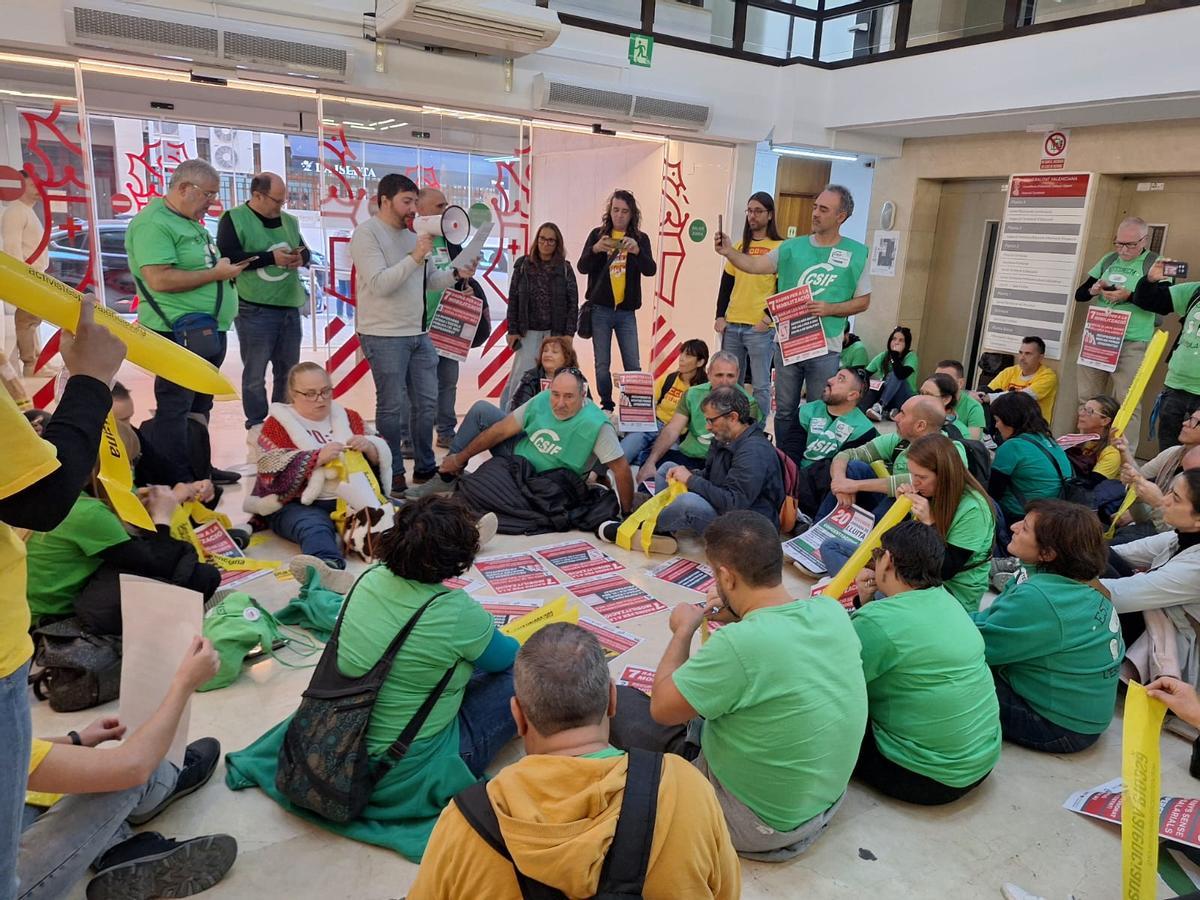 Sentada de los sindicatos en la Dirección Territorial de Alicante, este jueves