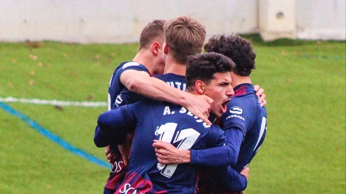 Los jugadores del Huesca B celebran uno de los tres goles marcados en Illueca.