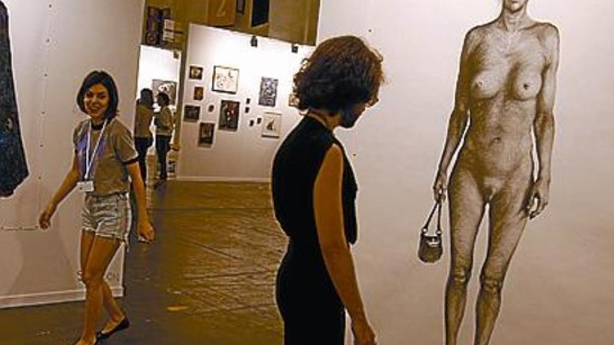 Una mujer mira el desnudo de Belén Esteban.
