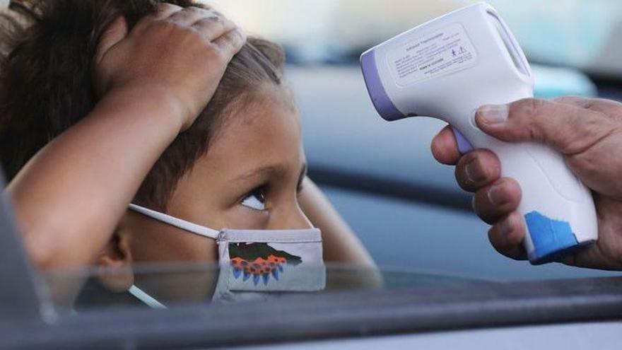 Toma de temperatura a una niña en Estados Unidos.