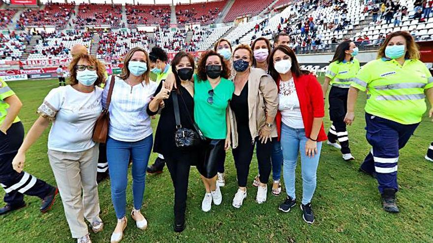 Homenaje Los sanitarios del punto de vacunación se llevan el aplauso de la grada