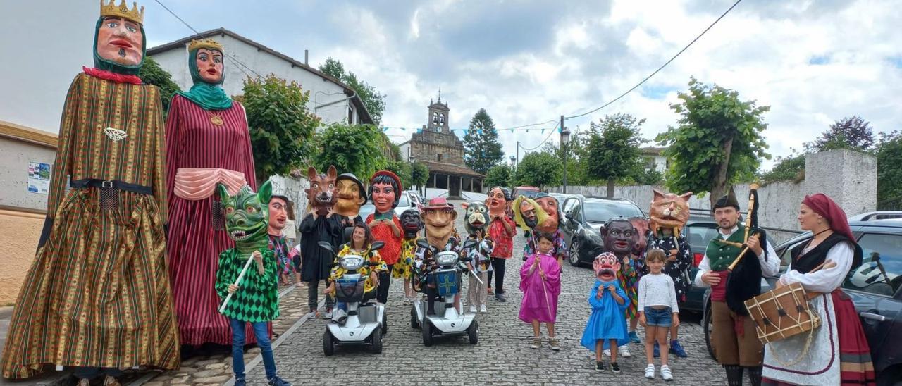 Gigantes, cabezudos y participantes en el desfile, ayer, por las calles de Amandi. | Vicente Alonso