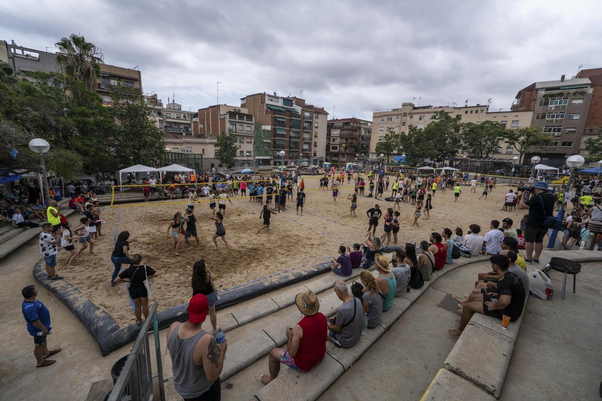 Evento Prospe Beach, en la plaza Ángel Pestanya de Prosperitat llena de arena y convertida en una pista de vóley playa.