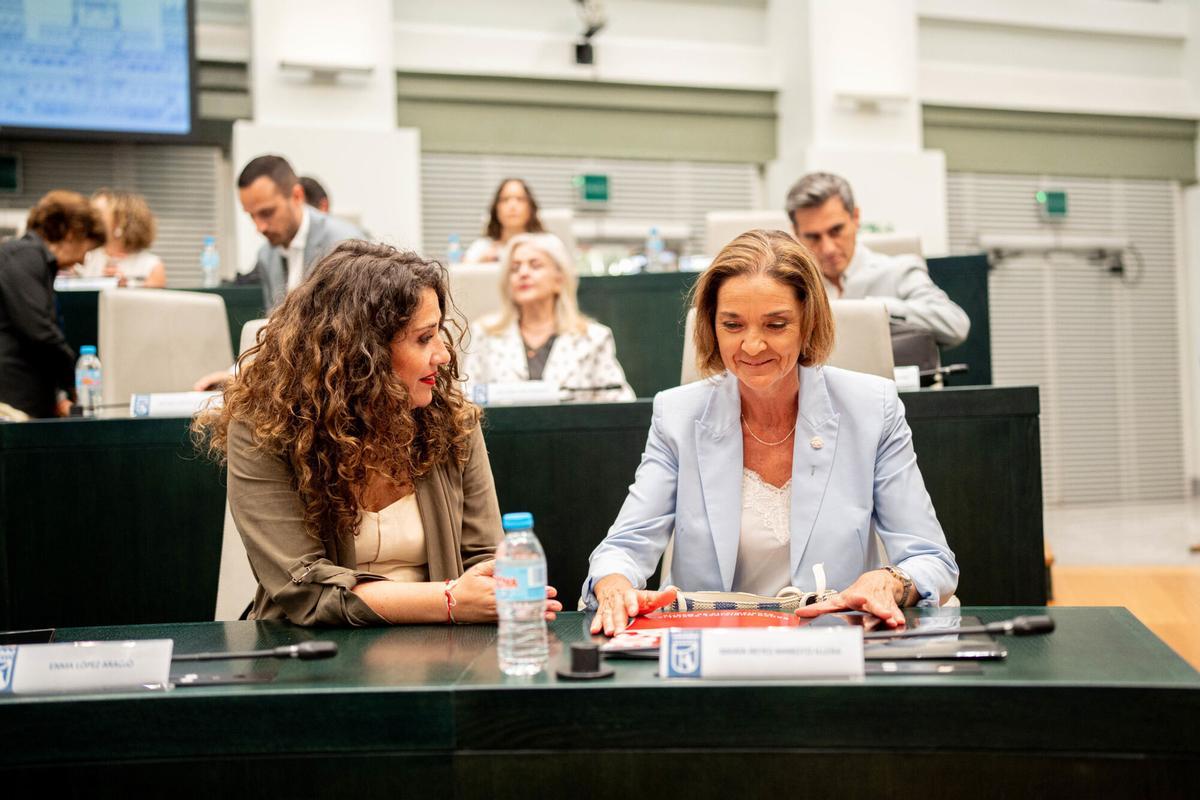 Reyes Maroto (dcha.), junto a la concejala Enma López en sus escaños del Pleno del Ayuntamiento de Madrid en junio.