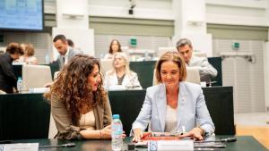 Reyes Maroto (dcha.), junto a la concejala Enma López en sus escaños del Pleno del Ayuntamiento de Madrid en junio.