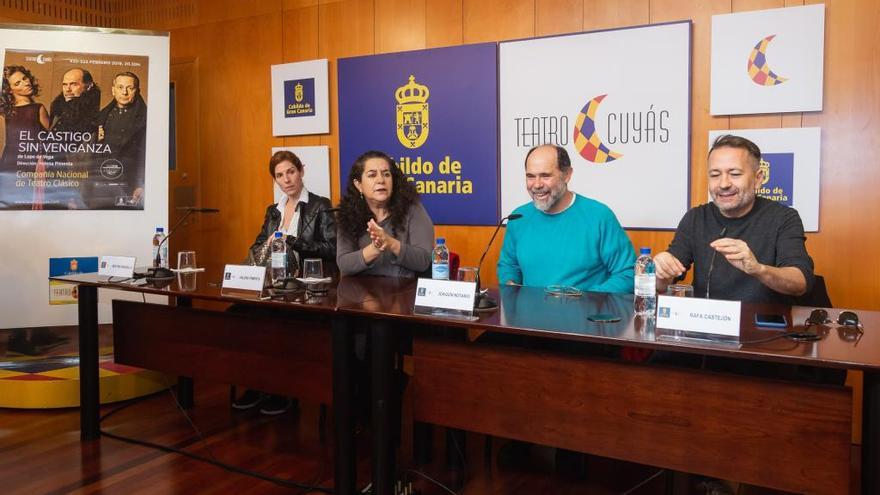 Beatriz Argüello, Helena Pimenta, Joaquín Notario y Rafa Castejón, en el Teatro Cuyás.