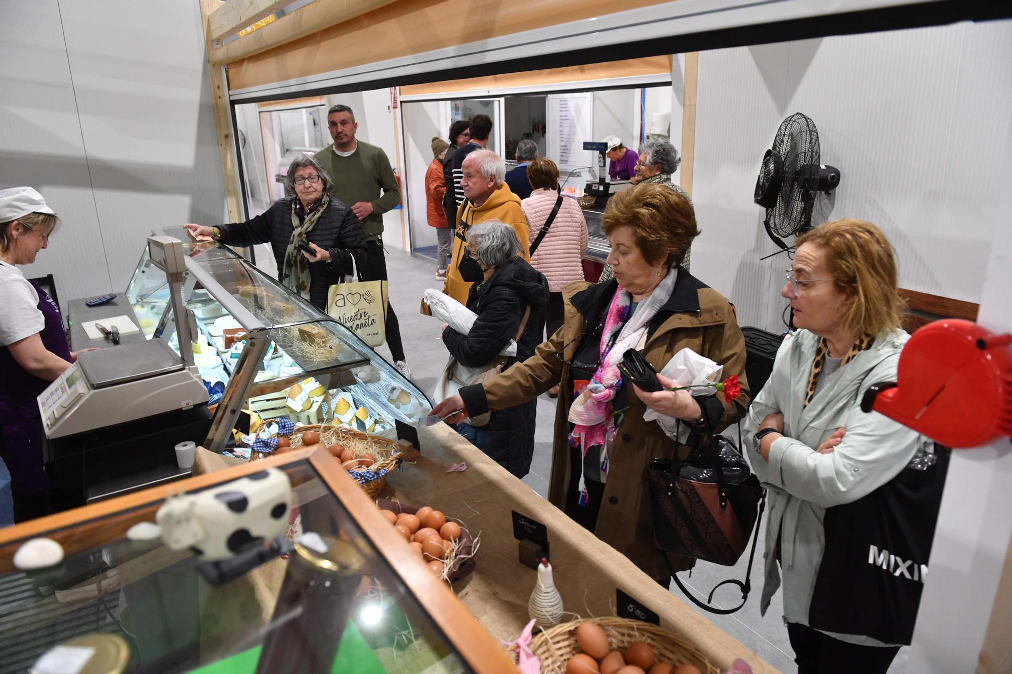 El mercado provisional de Monte Alto abre sus puertas: flores, clientes de siempre y nuevos curiosos