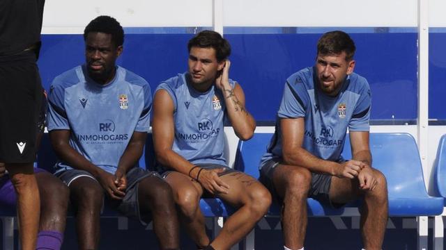 Jean Jules, junto a Nenad Krivocapic y Amet Korça, en el banquillo. | IVÁN URQUÍZAR