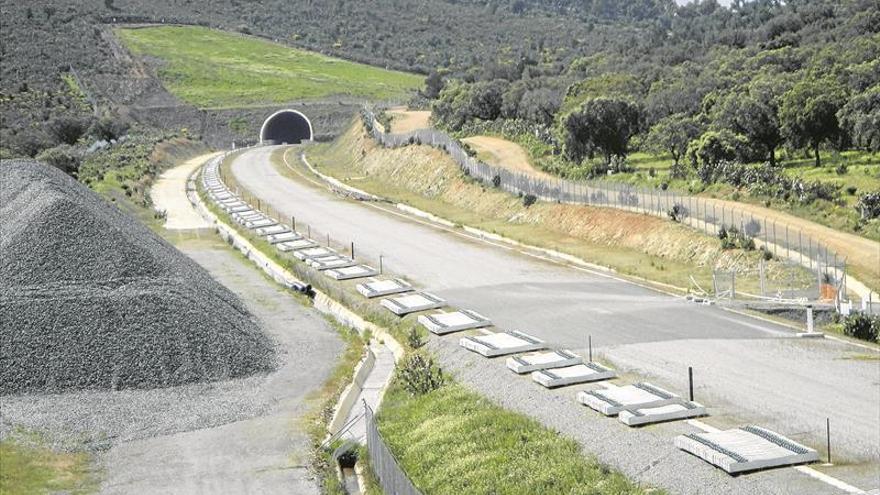 Denuncian que el ritmo de las obras del AVE extremeño es muy lento