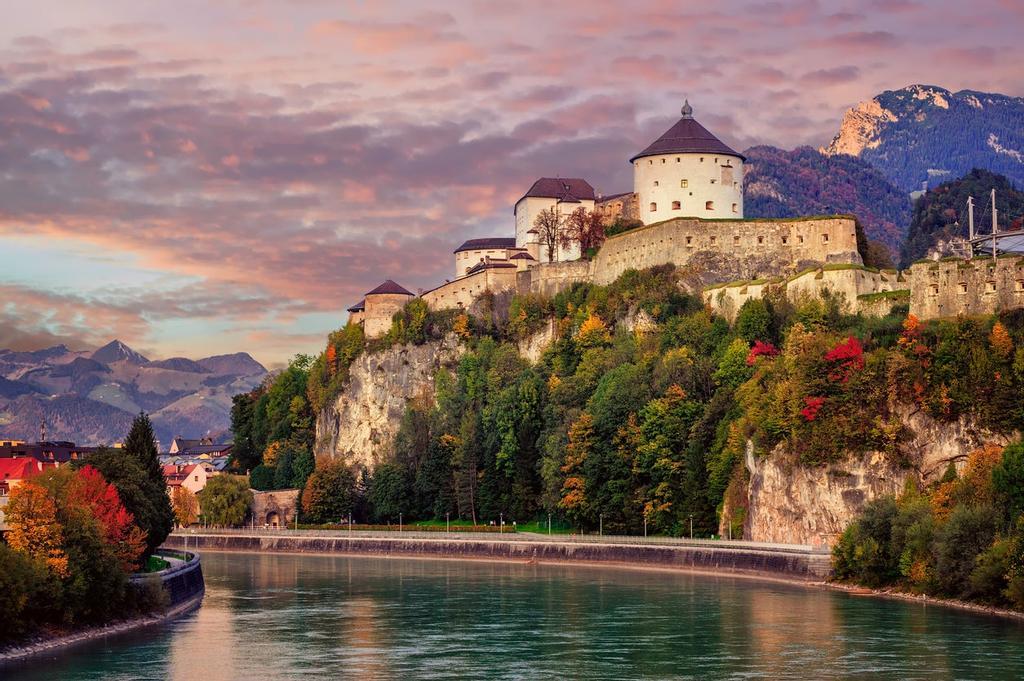 Vistas sobre el rio que bordea Kufstein, pueblo de Tirol del Sur.