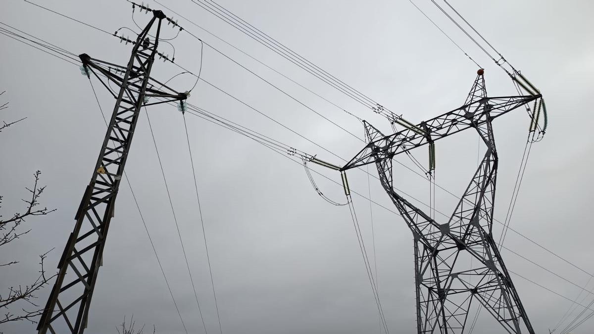 Torres de la red de transporte y de distribución de electricidad.