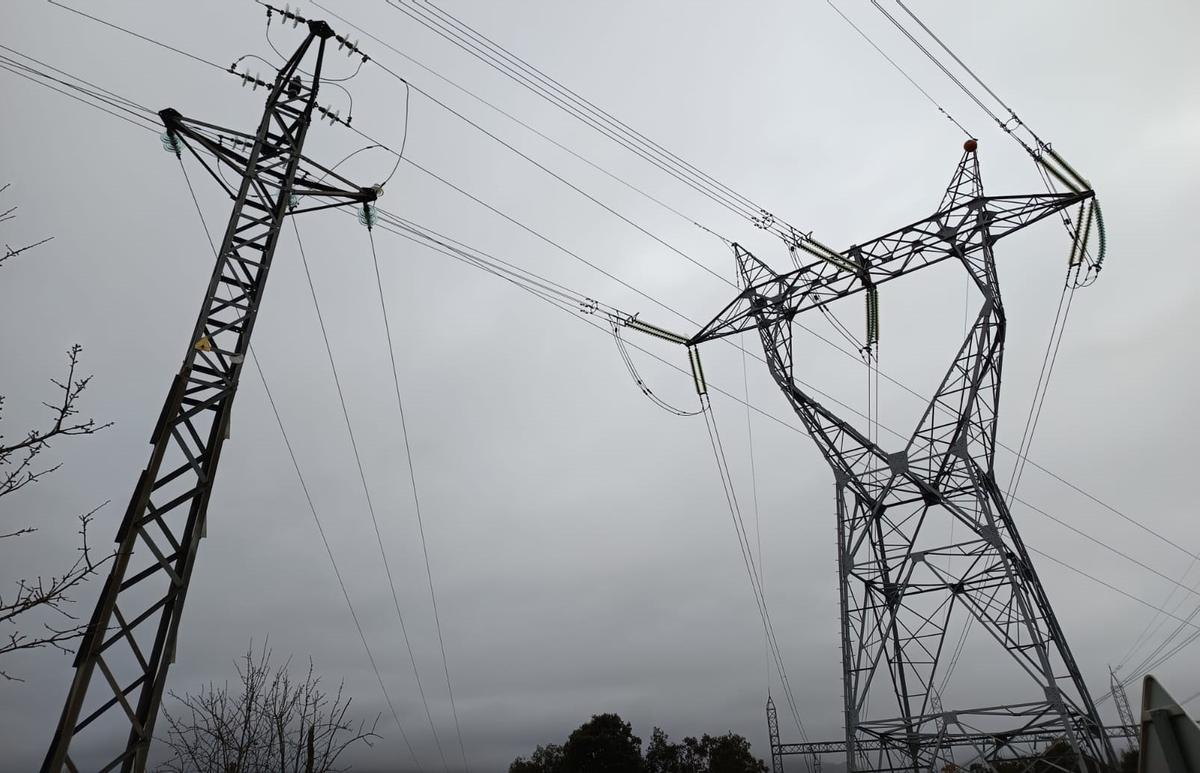 Torres de la red de transporte y de distribución de electricidad.