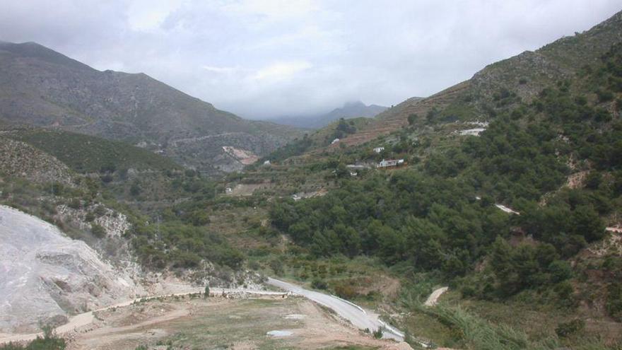 Vista panorámica del vertedero situado entre Maro y Almuñécar, en el pago del Río de la Miel.