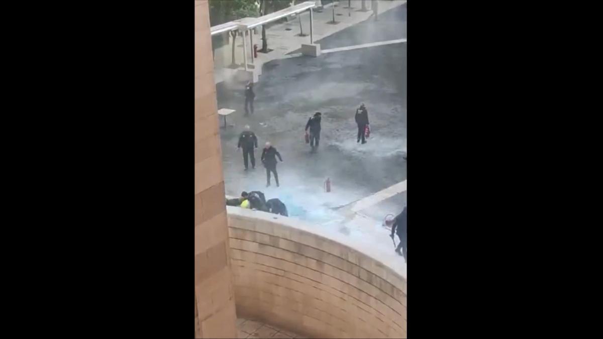 Un bombero se intenta quemar a lo bonzo en plena plaza Belluga