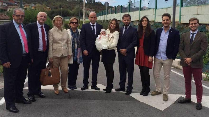 Por la izquierda, Rafael Entrenas, abuelo materno de la pequeña Carmen; Isidro Fernández Rozada; Mica Valle, abuela materna; Carmen Álvarez, abuela paterna; Javier Fernández-Rozada, padrino; Inmaculada Entrenas, madre, con Camen Fernández-Rozada Entrenas en brazos; Isidro Fernández-Rozada, padre; Marta Entrenas, madrina; Rafael Entrenas, tío materno, y Enrique Berral, tío político materno.