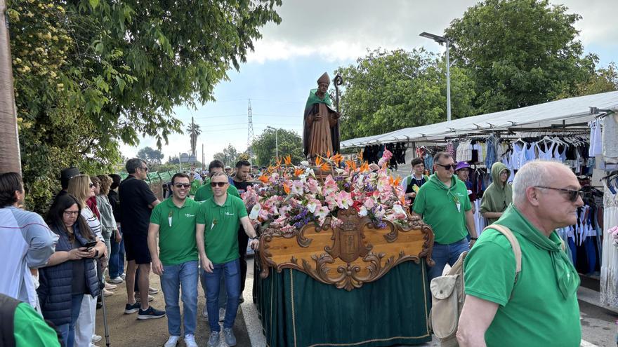 Miles de vecinos de Benicarló van en romería a la ermita de Sant Gregori