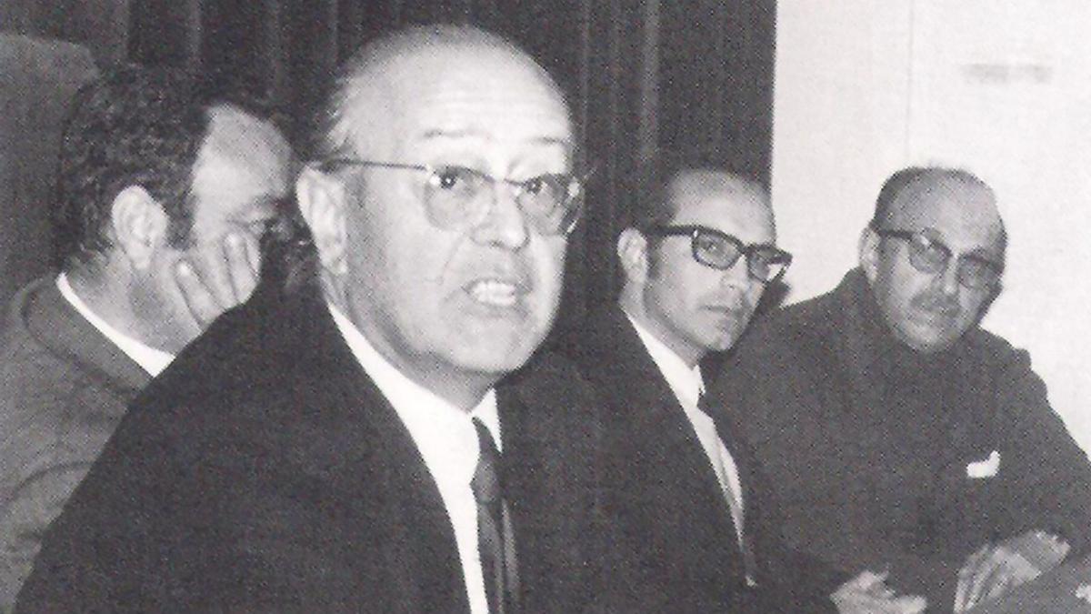 13 de febrer de 1973: la presentació la va fer Josep Maria Llompart. Acte celebrat al teatre d’Arts i Oficis; el presentador es trobava acompanyat per Enric Ramon Fajarnés, alcalde d’Eivissa, Cristòfol Guerau d’Arellano, codirector de la revista.