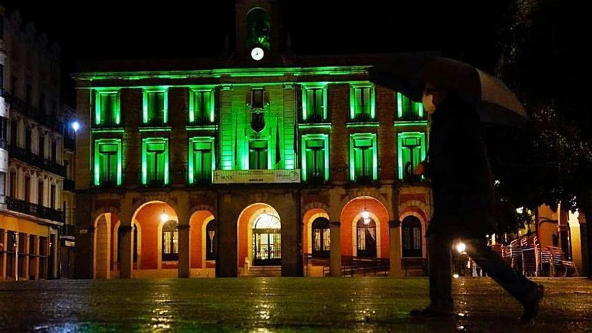 Fachada del Ayuntamiento de Zamora iluminada de color verde.