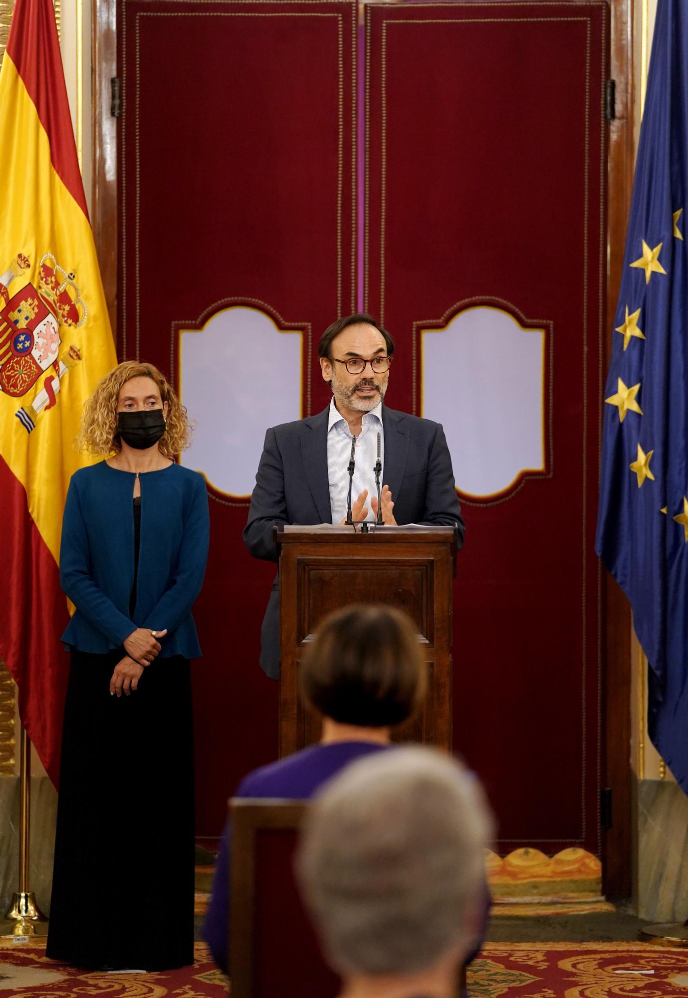 Fernando Garea recibe el premio Josefina Carabias de periodismo parlamentario