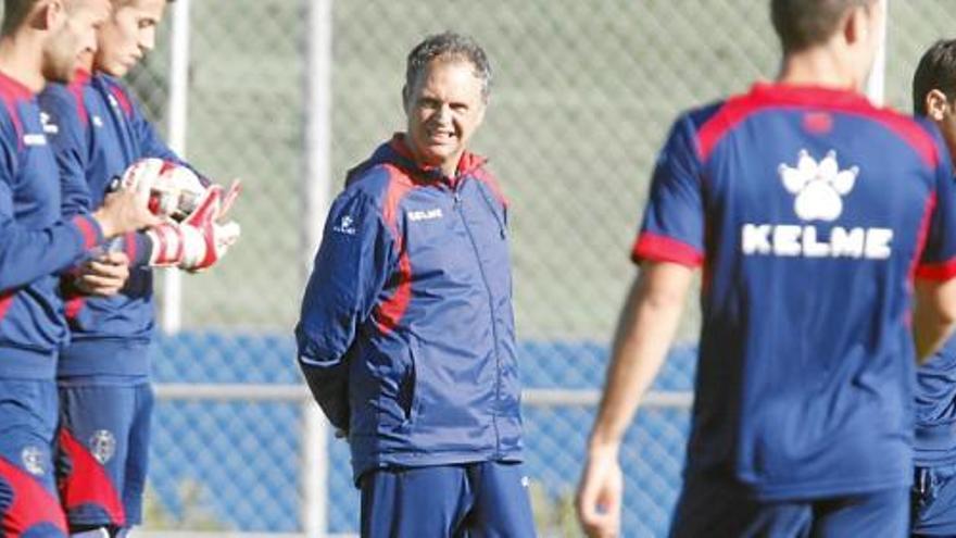 Joaquín Caparrós dirigiendo un entrenamiento