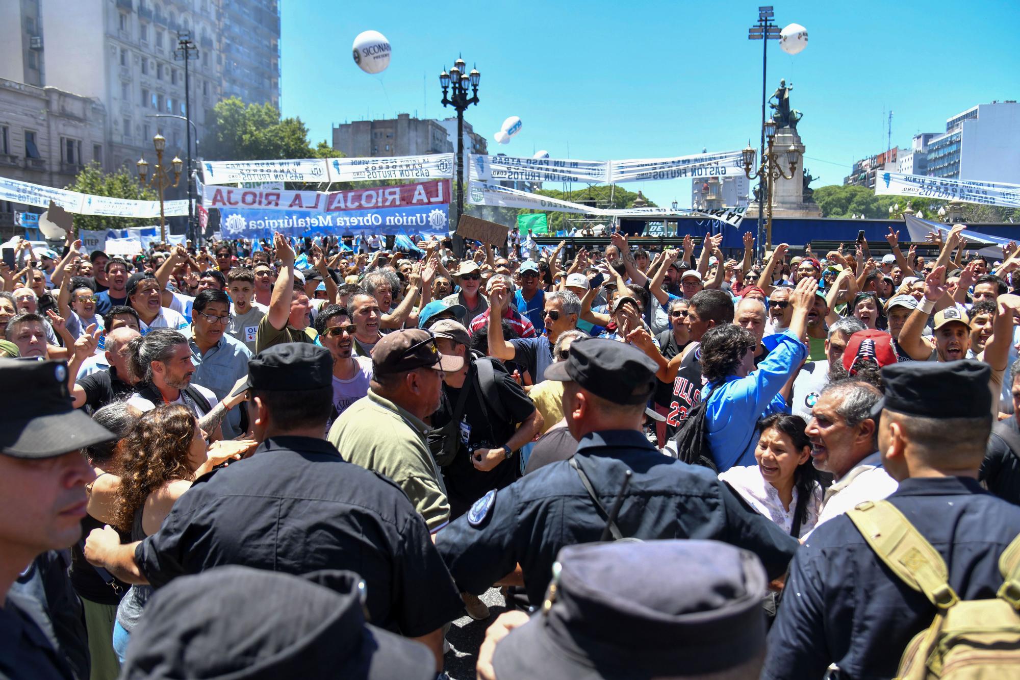 Sindicatos argentinos "seguirán la lucha" para que caigan reformas planteadas por Milei