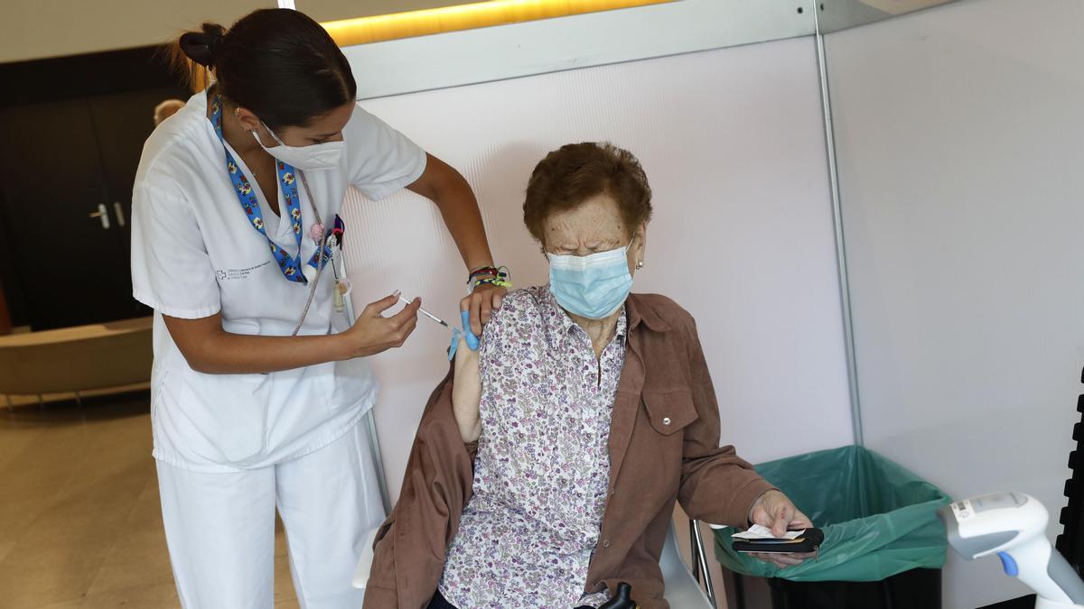 Una mujer recibe su carta dosis de la vacuna, el pasado viernes en el Álvaro Cunqueiro