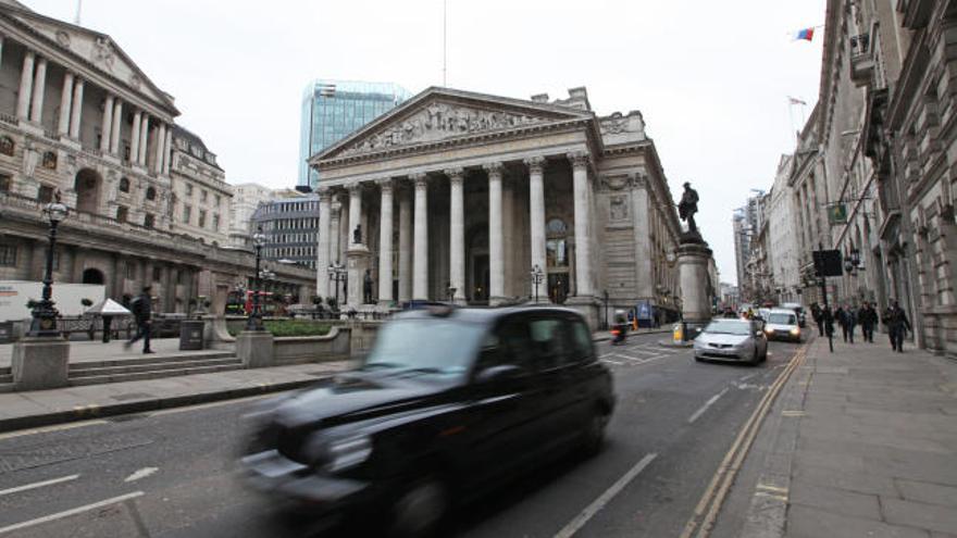 Centro financiero de Londres, con el edificio de la bolsa de valores al fondo de la imagen