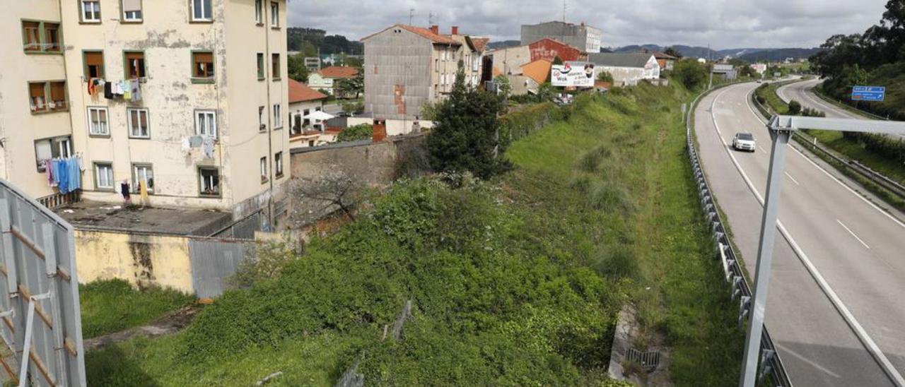 Un vehículo circula por la autopista, a la altura de Trasona. | R. Solís