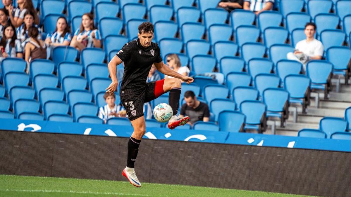 Álex Muñoz intenta bajar un balón en el partido con el Almería ante el Sanse.